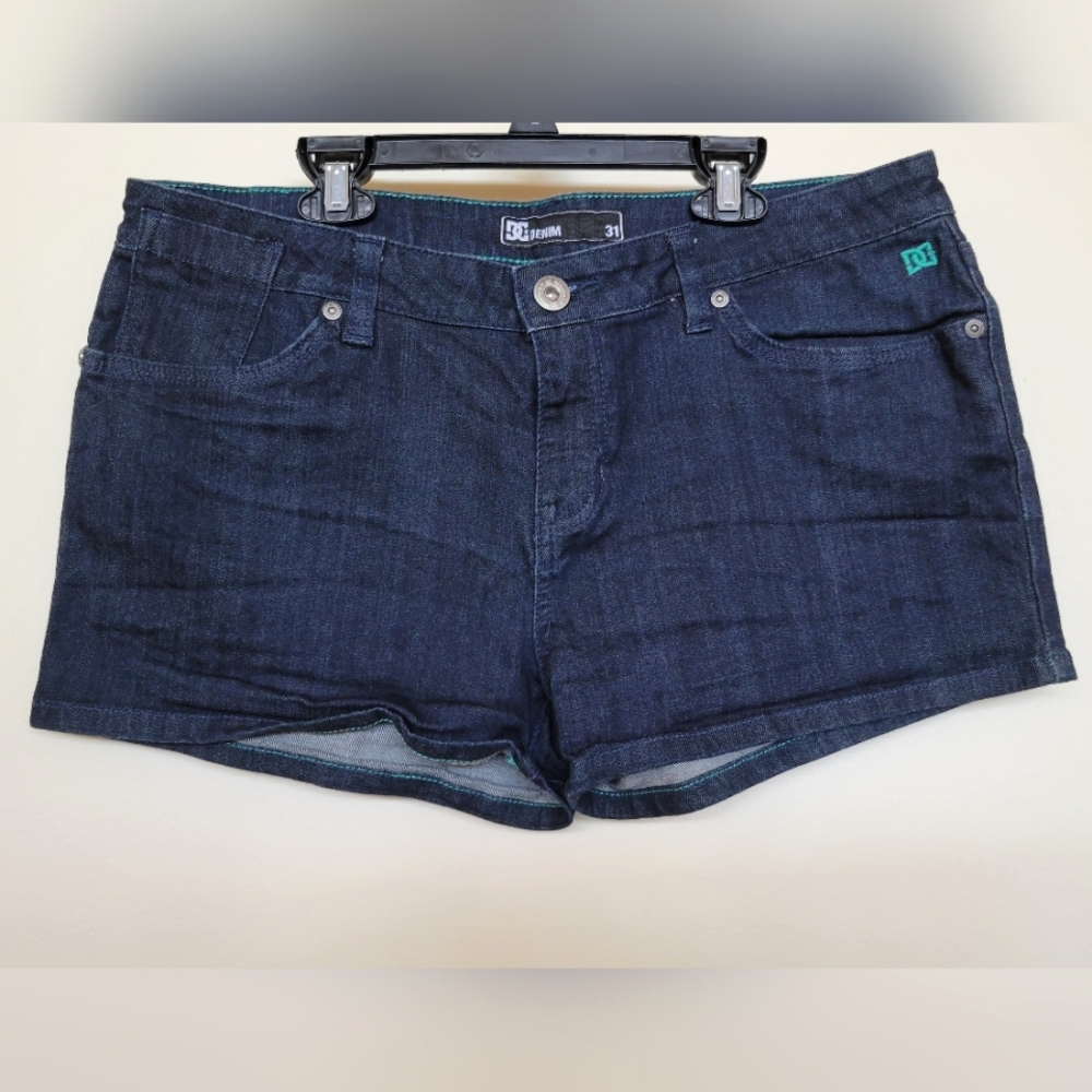 DC Women's Denim Shorts - Blue Size 31 Excellent Pre-owned Condition